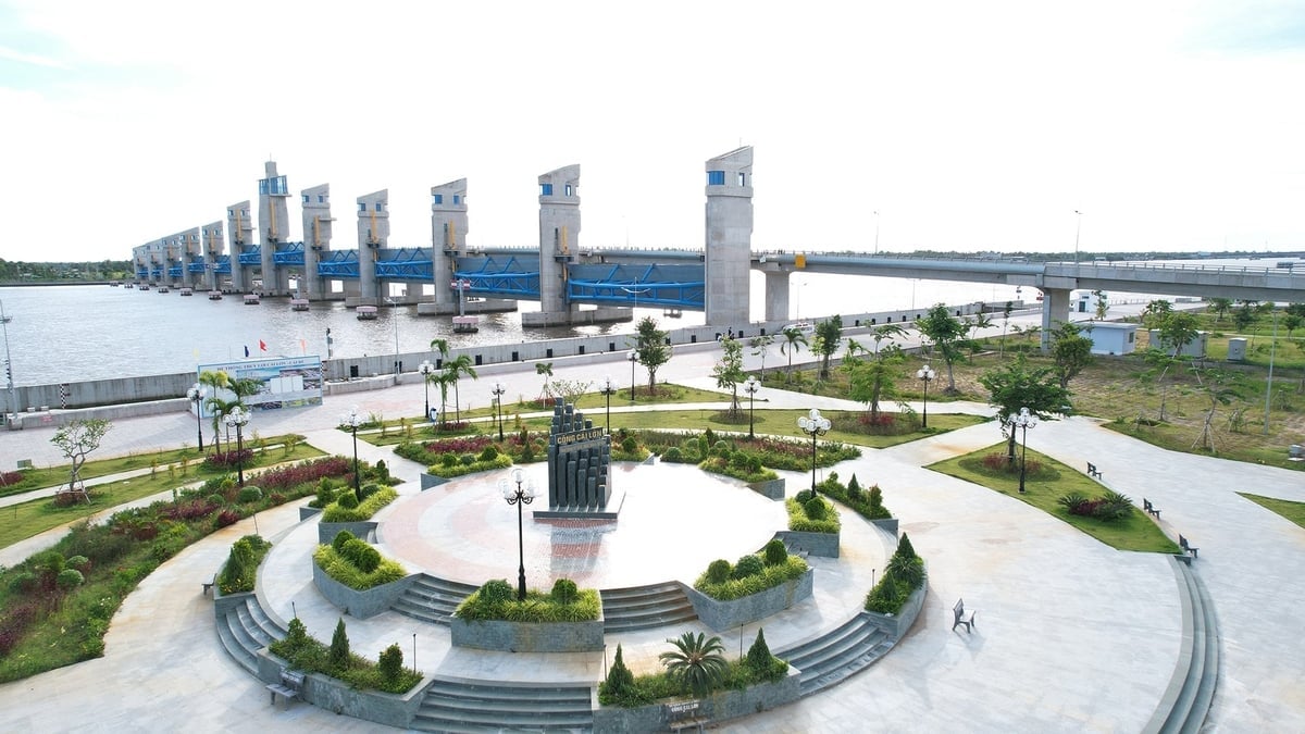 카이론-카이베 염분 조절 관개 프로젝트. 사진: 다오 중찬. Công trình thủy lợi kiểm soát mặn ngọt Cái Lớn - Cái Bé. Ảnh: Đào Trung Chánh.