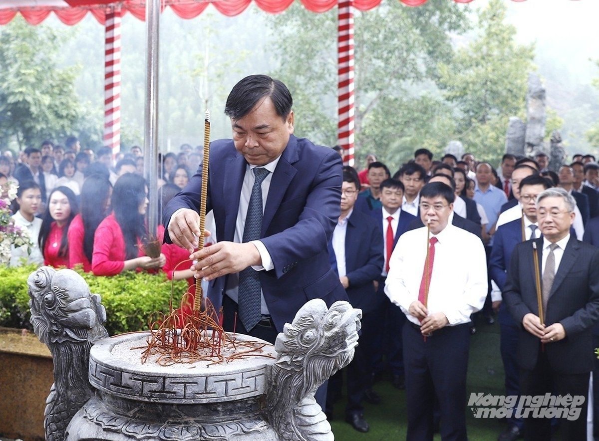 응우옌 호앙 히엡(Nguyen Hoang Hiep) 차관이 이끄는 농업환경부 대표단이 농업부 유적지에 향을 바쳤다. 사진: 쿠옹 쭝(Khuong Trung) Đoàn công tác của Bộ Nông nghiệp và Môi trường do Thứ trưởng Nguyễn Hoàng Hiệp làm trưởng đoàn dâng hương tại di tích lịch sử Bộ Canh nông. Ảnh: Khương Trung.