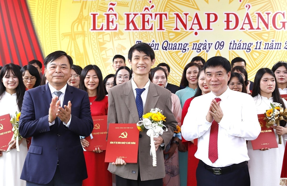 농업환경부 지도부와 뚜옌꽝성 지도부가 농업부 유적지에서 신입 당원들에게 입당 결정을 전달했다. 사진: 다오 탄 Lãnh đạo Bộ Nông nghiệp và Môi trường cùng lãnh đạo tỉnh Tuyên Quang trao Quyết định kết nạp Đảng cho đảng viên mới tại di tích Bộ Canh nông. Ảnh: Đào Thanh.