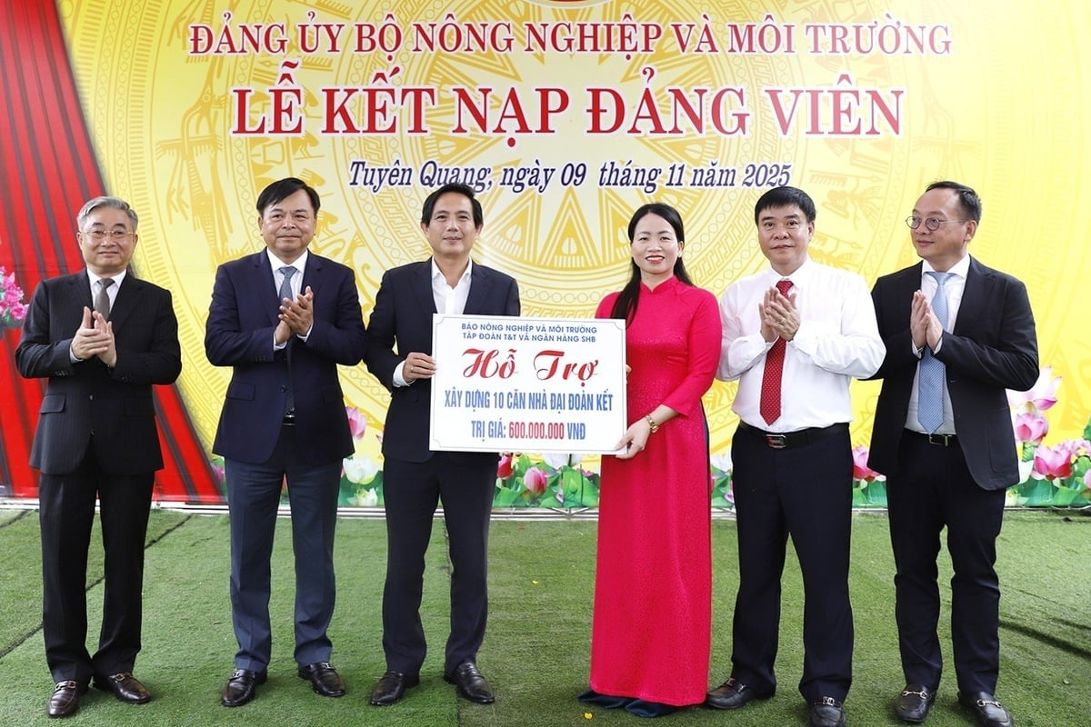 농업환경신문 부민비엣 부편집장은 뚜옌꽝성 빈민가정을 위한 대연대주택 10채 건설 지원금을 전달했습니다. 사진: 쿵쭝 Ông Vũ Minh Việt, Phó Tổng biên tập Báo Nông nghiệp và Môi trường trao tiền hỗ trợ xây dựng 10 căn nhà Đại đoàn kết cho các hộ nghèo trên địa bàn tỉnh Tuyên Quang. Ảnh: Khương Trung.