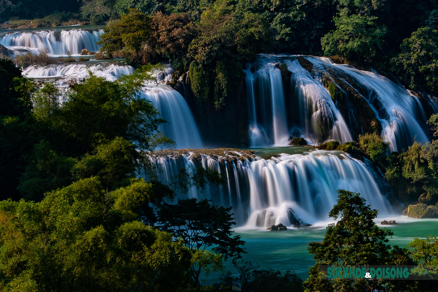 Vẻ hùng vĩ của thác nước lớn nhất Đông Nam Á vào mùa đẹp nhất trong năm