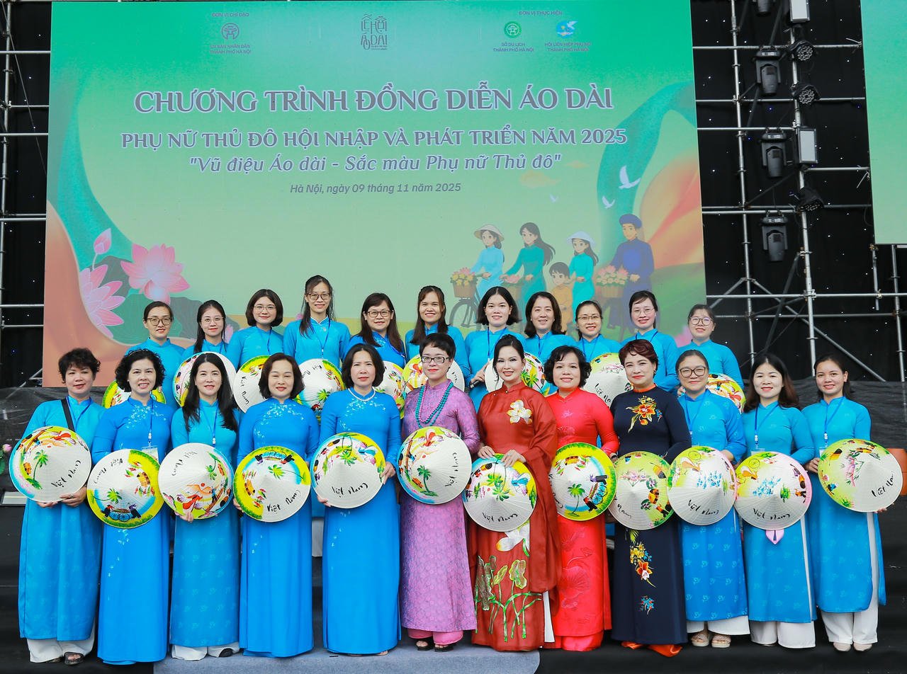 В деле сохранения и популяризации квинтэссенции национальной культуры аозай является неотъемлемой частью – костюмом, воспевающим красоту вьетнамских женщин. (Фото: Хуу Фу/Союз женщин Ханоя)