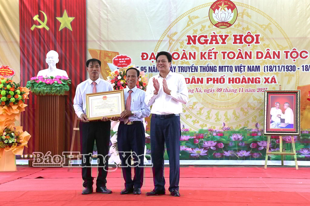 Đồng chí Vũ Kim Cứ, Ủy viên Ban Thường vụ Tỉnh ủy, Trưởng ban Quản lý Khu kinh tế tỉnh trao bằng khen của UBND tỉnh cho khu dân cư Hoàng Xá.