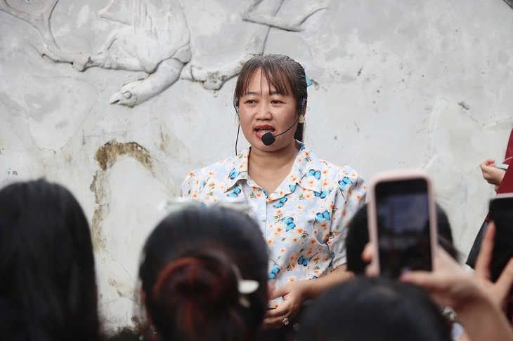 Sinh viên Trường đại học Nguyễn Tất Thành vừa học nghề, vừa học sử tại lăng Ông Bà Chiểu - Ảnh 2.