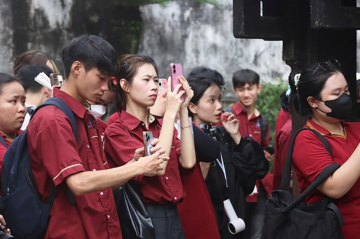Sinh viên Trường đại học Nguyễn Tất Thành vừa học nghề, vừa học sử tại lăng Ông Bà Chiểu - Ảnh 3.