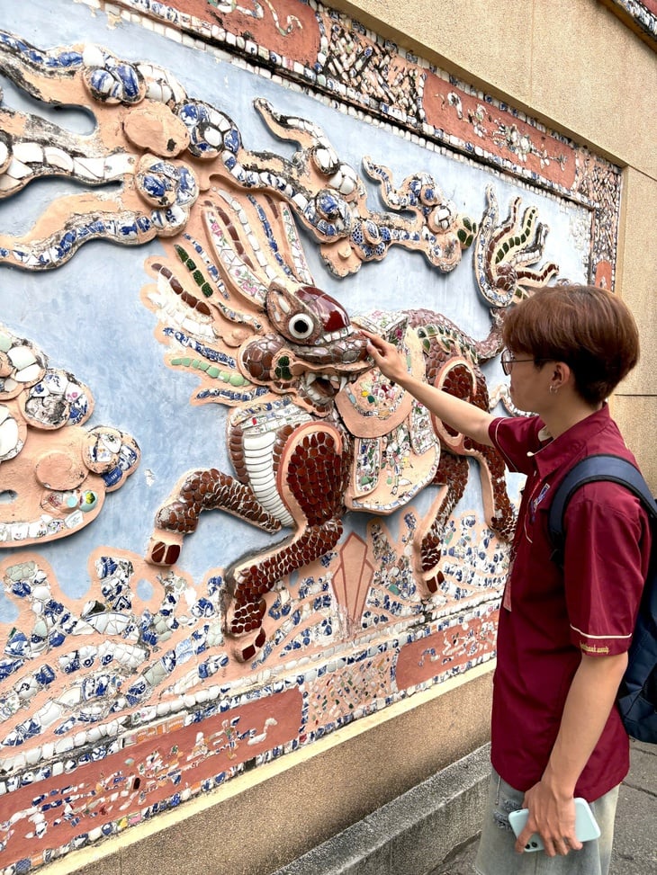 Sinh viên Trường đại học Nguyễn Tất Thành vừa học nghề, vừa học sử tại lăng Ông Bà Chiểu - Ảnh 6.