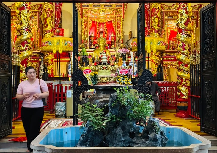 Sinh viên Trường đại học Nguyễn Tất Thành vừa học nghề, vừa học sử tại lăng Ông Bà Chiểu - Ảnh 7.