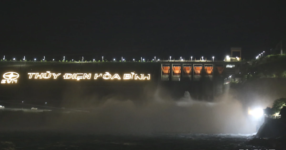 Công ty Thủy điện Hòa Bình mở 1 cửa xả đáy qua đập tràn lúc 18 giờ hôm nay 9/11