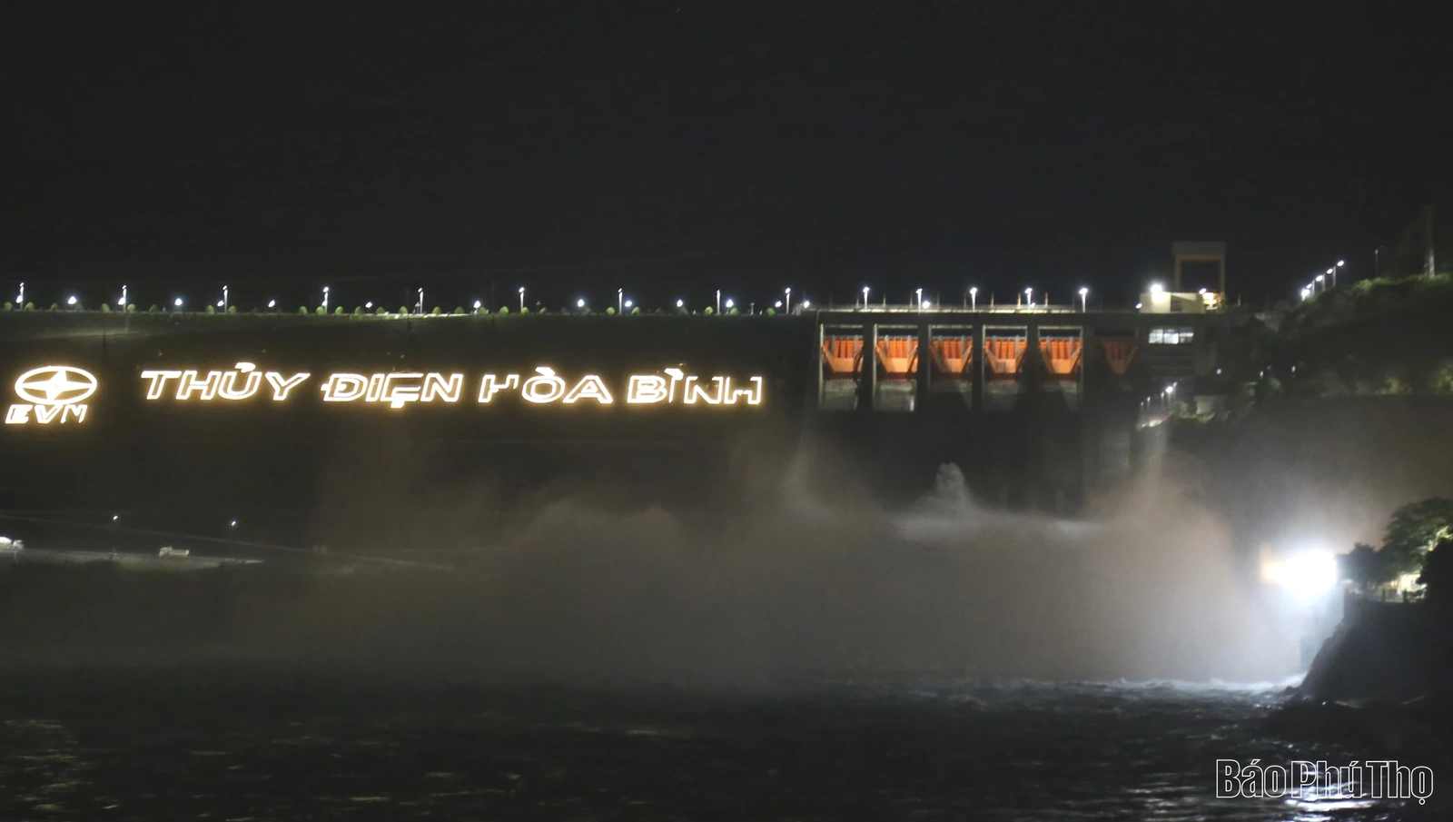 Společnost Hoa Binh Hydropower Company dnes, 9. listopadu, v 18:00 otevírá jednu spodní přelivnou stavidlo.