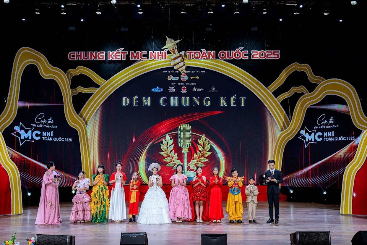 6 år gammel gutt vant det nasjonale juniormesterskapet i MC 2025 - Bilde 1. Cậu bé 6 tuổi giành Quán quân MC nhí toàn quốc năm 2025 - Ảnh 1.