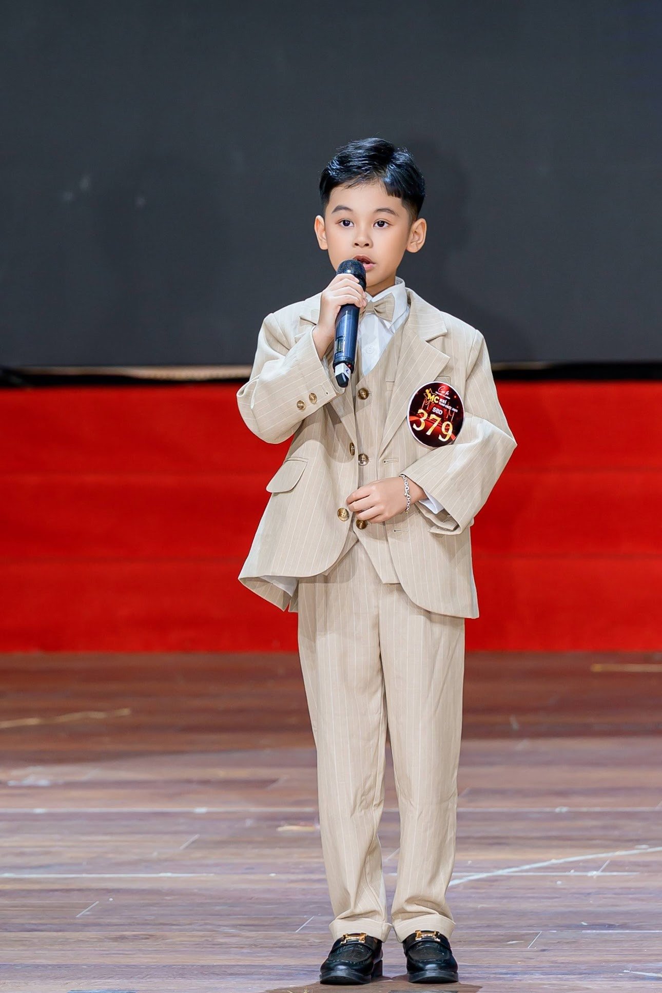 6 år gammel gutt vant det nasjonale juniormesterskapet i MC i 2025 - Bilde 2. Cậu bé 6 tuổi giành Quán quân MC nhí toàn quốc năm 2025 - Ảnh 2.