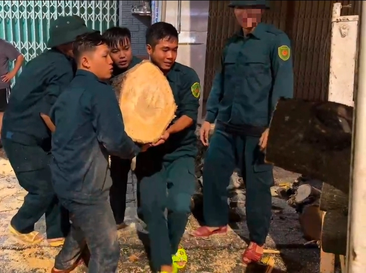 Träd fäller elstolpe och krossar motorcykel under tornado i Phu Giao, Ho Chi Minh-staden - Foto 1. Giông lốc - Ảnh 1.
