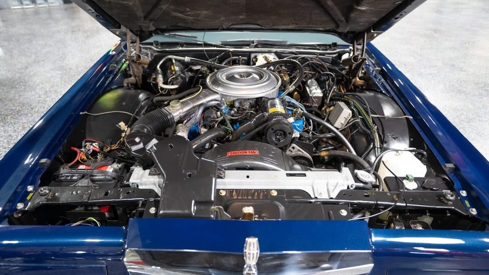 Ruang mesin dengan detail saat kap mesin dibuka.