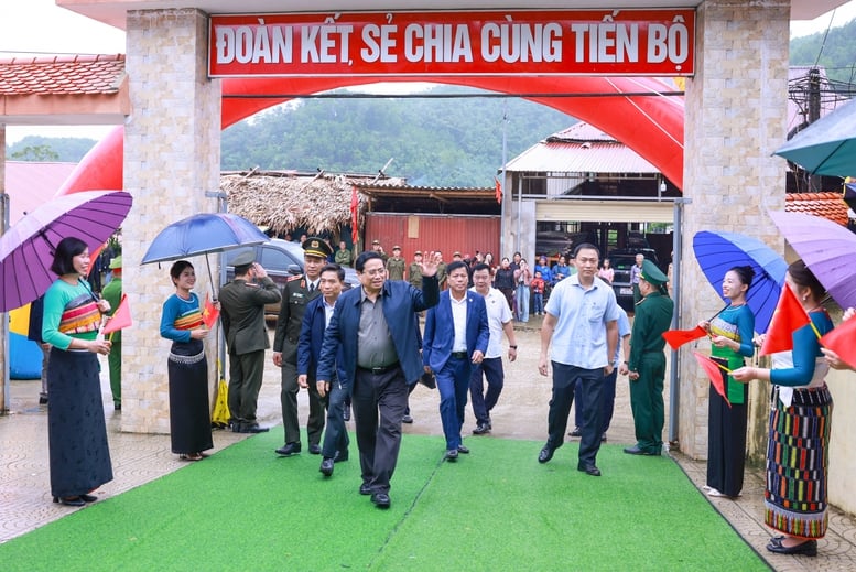 Thủ tướng: Từng ngôi trường mới nơi biên giới sẽ là nơi ươm mầm tri thức, thắp sáng ước mơ, hiện thực hóa khát vọng- Ảnh 1.