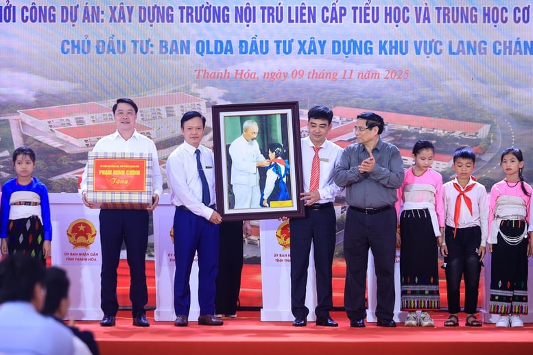 Thủ tướng: Từng ngôi trường mới nơi biên giới sẽ là nơi ươm mầm tri thức, thắp sáng ước mơ, hiện thực hóa khát vọng- Ảnh 6.