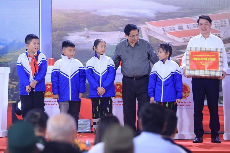 Premier ministre : Chaque nouvelle école à la frontière sera un lieu pour cultiver le savoir, illuminer les rêves et réaliser les aspirations - Photo 7. Thủ tướng: Từng ngôi trường mới nơi biên giới sẽ là nơi ươm mầm tri thức, thắp sáng ước mơ, hiện thực hóa khát vọng- Ảnh 7.