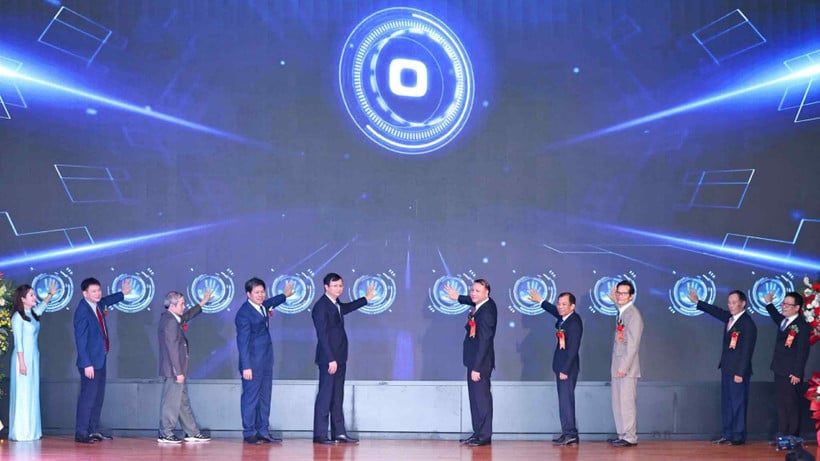 Керівництво Ханойського національного університету освіти, викладачі та делегати натиснули кнопку, щоб змінити назву з Факультету технічної освіти на Факультет інженерії та технологій. (Фото: ТХАНЬ ТУНГ)