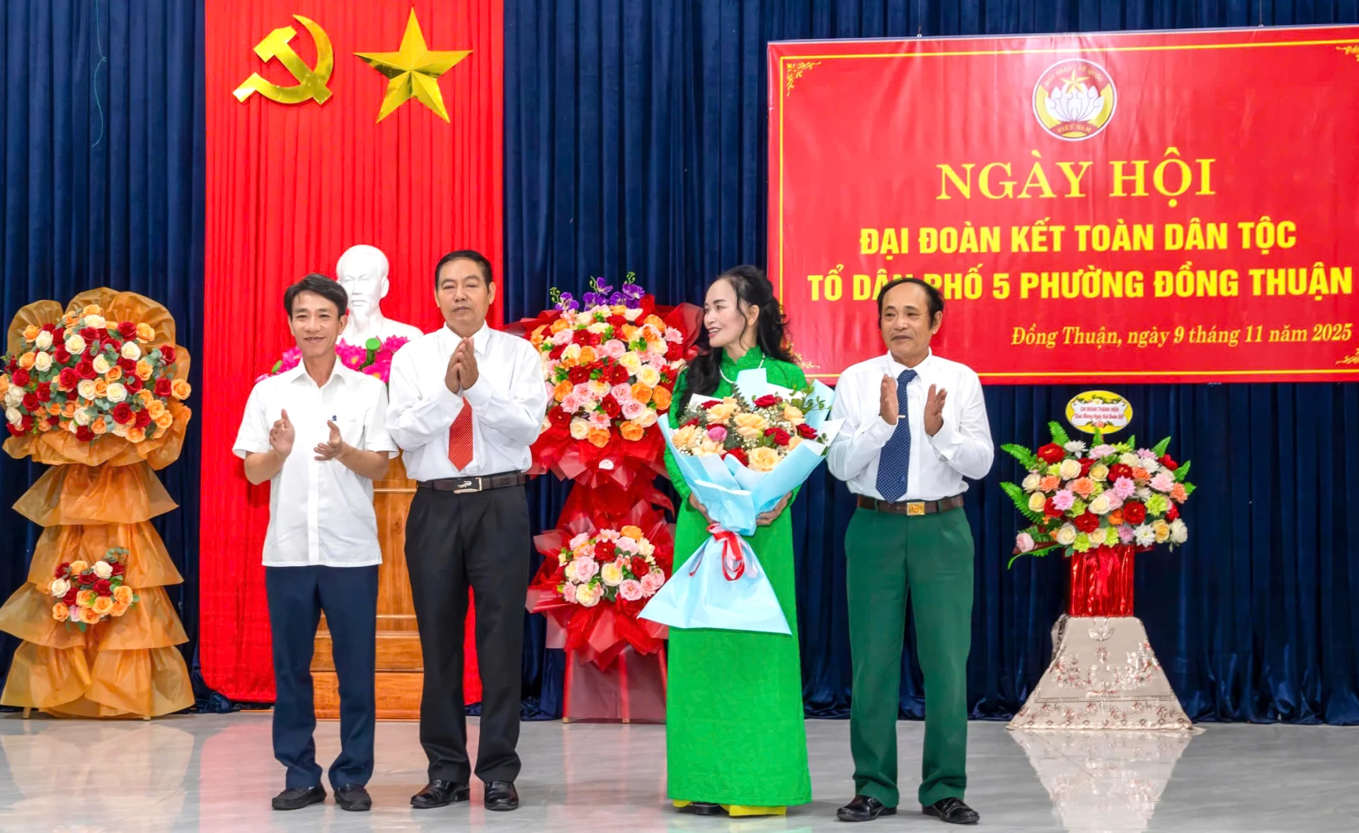 Sekreteraren för Dong Thuan-distriktets partikommitté, Nguyen Nguyen Luc, överlämnade blommor för att gratulera invånarna i bostadsgrupp 5. Foto: H.Tr.