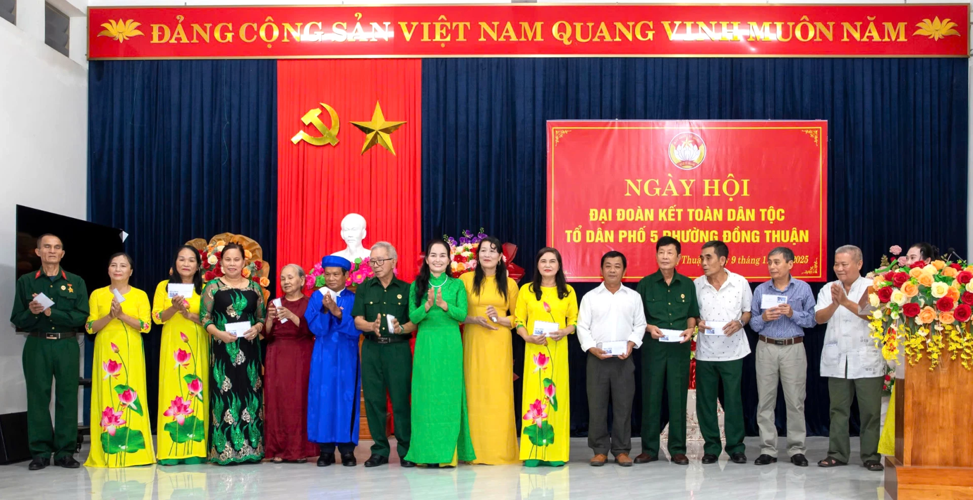 Bostadsgruppen belönar individer med prestationer inom patriotiska förespråksrörelser. Foto: H.Tr.