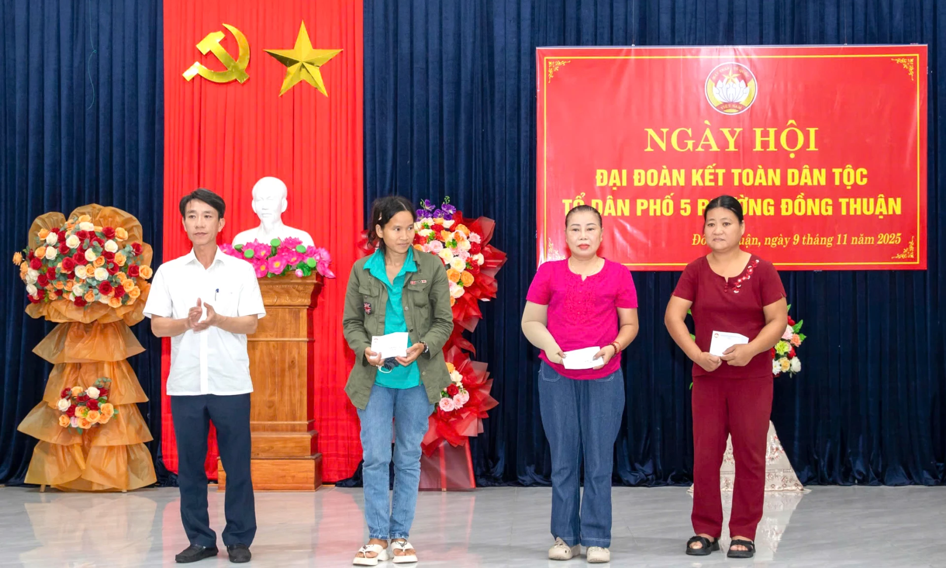 Ledare i Dong Thuan-distriktet ger gåvor för att uppmuntra hushåll i svåra omständigheter. Foto: H.Tr.