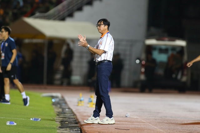 Reações contrastantes após a partida dramática: o técnico Le Huynh Duc ficou satisfeito apesar da derrota, mas o técnico Ninh Binh estava… - Foto 1. Phản ứng trái ngược sau trận cầu kịch tính: HLV Lê Huỳnh Đức mãn nguyện dù thua, HLV Ninh Bình thì…- Ảnh 1.