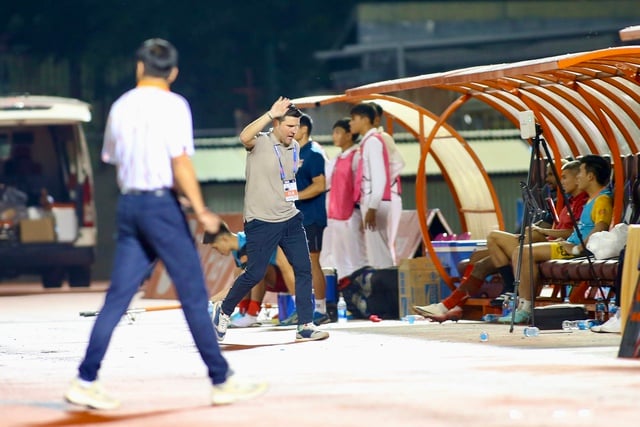 Reações contrastantes após a partida dramática: o técnico Le Huynh Duc ficou satisfeito apesar da derrota, mas o técnico Ninh Binh estava… - Foto 2. Phản ứng trái ngược sau trận cầu kịch tính: HLV Lê Huỳnh Đức mãn nguyện dù thua, HLV Ninh Bình thì…- Ảnh 2.