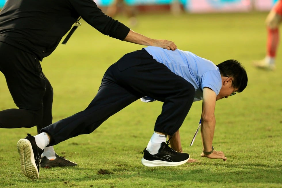 HAGL thoát thua Thanh Hóa nhờ bàn thắng nghẹt thở phút 100: Ông Vũ Tiến Thành ăn mừng cực lạ - Ảnh 1.