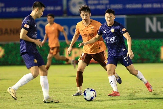 HAGL thoát thua Thanh Hóa nhờ bàn thắng nghẹt thở phút 100: Ông Vũ Tiến Thành ăn mừng cực lạ- Ảnh 2.