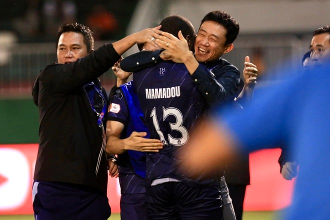 HAGL thoát thua Thanh Hóa nhờ bàn thắng nghẹt thở phút 100: Ông Vũ Tiến Thành ăn mừng cực lạ- Ảnh 4.