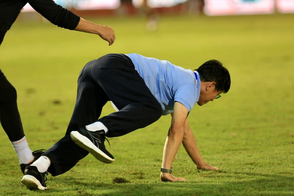 HAGL thoát thua Thanh Hóa nhờ bàn thắng nghẹt thở phút 100: Ông Vũ Tiến Thành ăn mừng cực lạ - Ảnh 4.