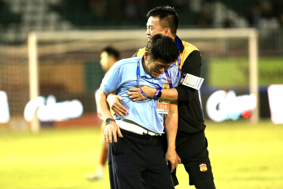 HAGL thoát thua Thanh Hóa nhờ bàn thắng nghẹt thở phút 100: Ông Vũ Tiến Thành ăn mừng cực lạ - Ảnh 5.