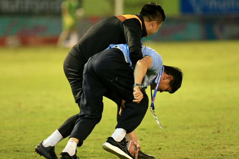 HAGL thoát thua Thanh Hóa nhờ bàn thắng nghẹt thở phút 100: Ông Vũ Tiến Thành ăn mừng cực lạ - Ảnh 6.