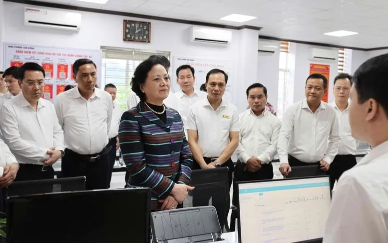 نائب وزیر اعظم فام تھی تھانہ ٹرا نے لاؤ کائی صوبے کے کیم ڈونگ وارڈ کے پبلک ایڈمنسٹریشن سروس سینٹر کی سرگرمیوں کا معائنہ کیا۔ Phó Thủ tướng Phạm Thị Thanh Trà kiểm tra hoạt động của Trung tâm Phục vụ hành chính công phường Cam Đường, tỉnh Lào Cai