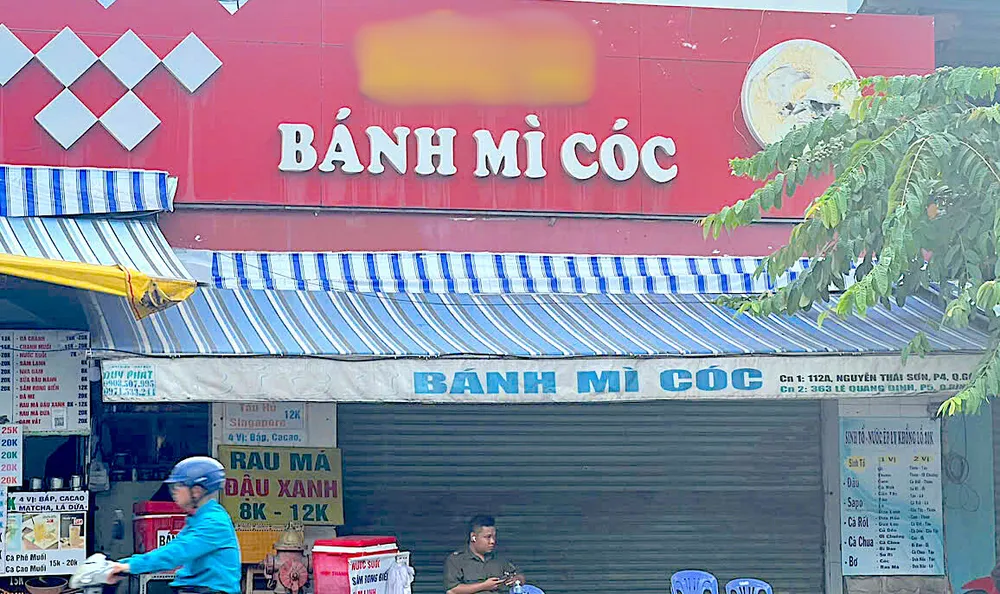 Unitatea 1 a „Banh mi toac B.” de pe strada Nguyen Thai Son (seriful Hanh Thong, HCMC) și-a încetat activitatea după o presupusă intoxicație alimentară. Fotografie realizată în dimineața zilei de 8 noiembrie.