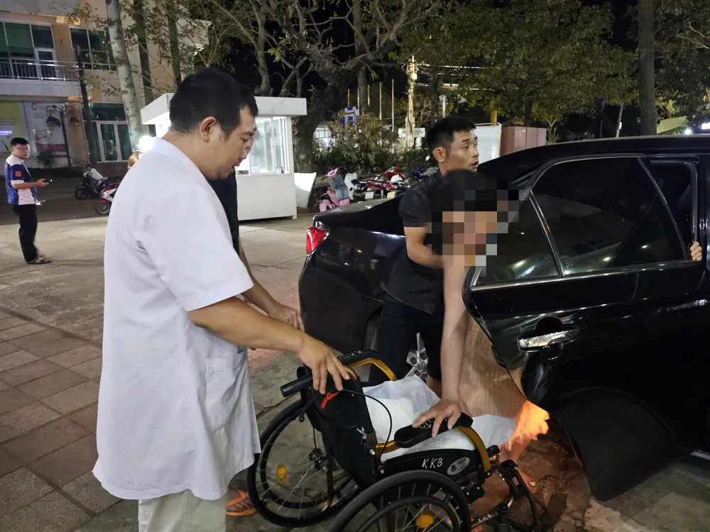 រថយន្តពិសេសបានចល័តដើម្បីដឹកនាំផ្លូវទៅកាន់បន្ទប់សង្គ្រោះបន្ទាន់សម្រាប់ស្ត្រីមានផ្ទៃពោះដែលទឹកបានបែក