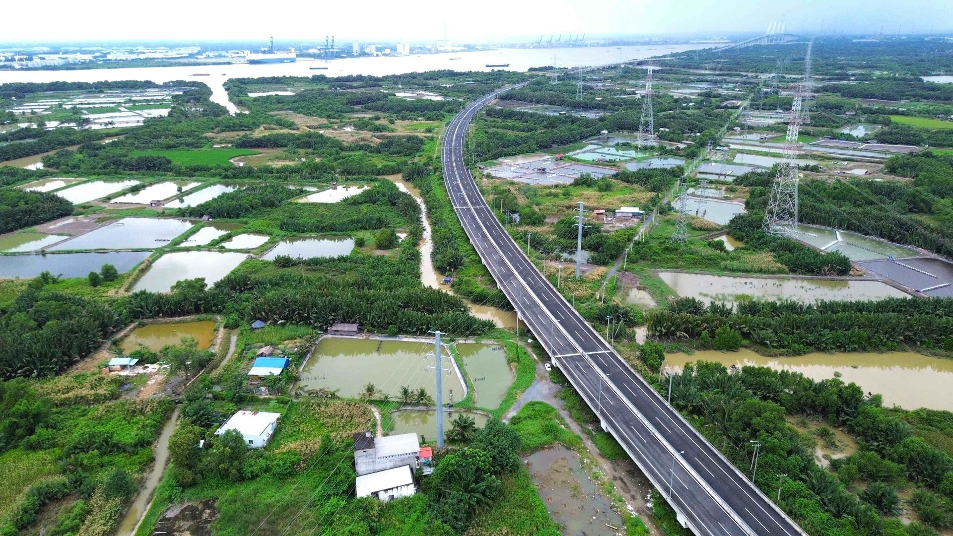 נוף פנורמי של כביש מהיר בן לוק - לונג טאן, קטע עילי דרך אזור קאן ג'יו, הו צ'י מין סיטי.