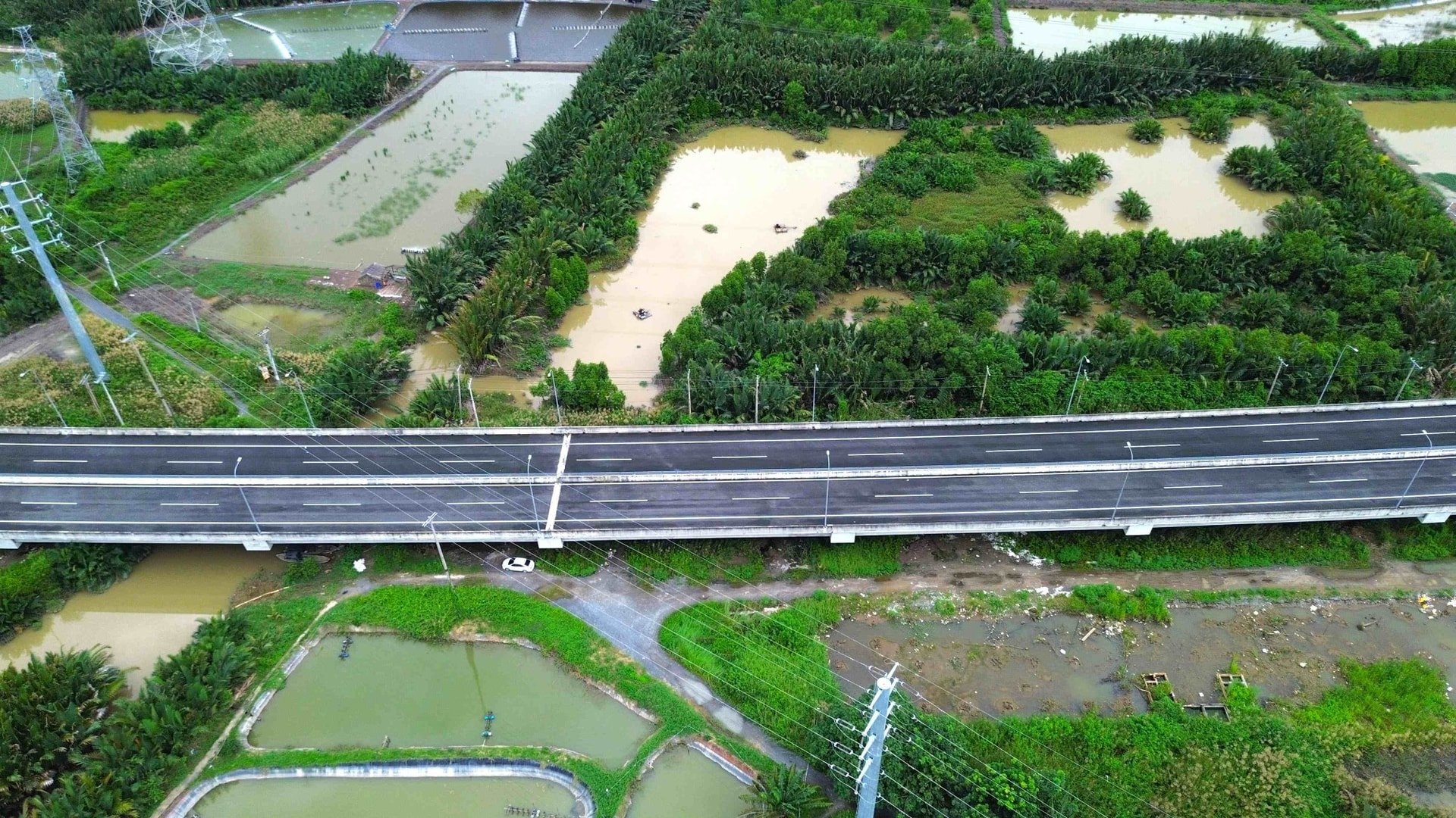 כביש מהיר בן לוק - לונג טאן בנוי לפי תקני כביש מהיר מסוג A, מהירות 100-120 קמ