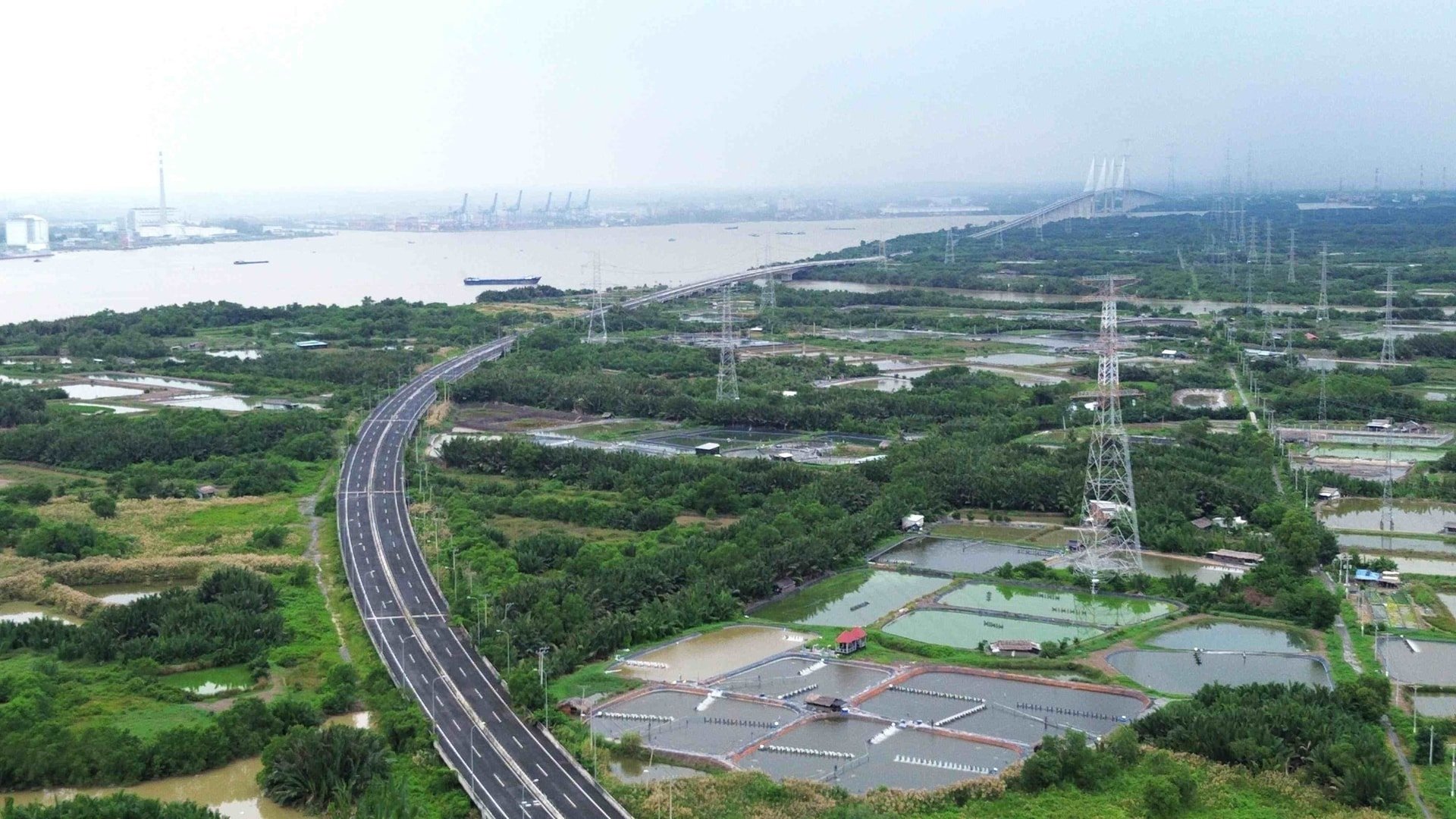 גשר כבלים של בין חאן, שחוצה את נהר סואי ראפ, בעל מגדל בגובה 155 מטרים, נסגר.