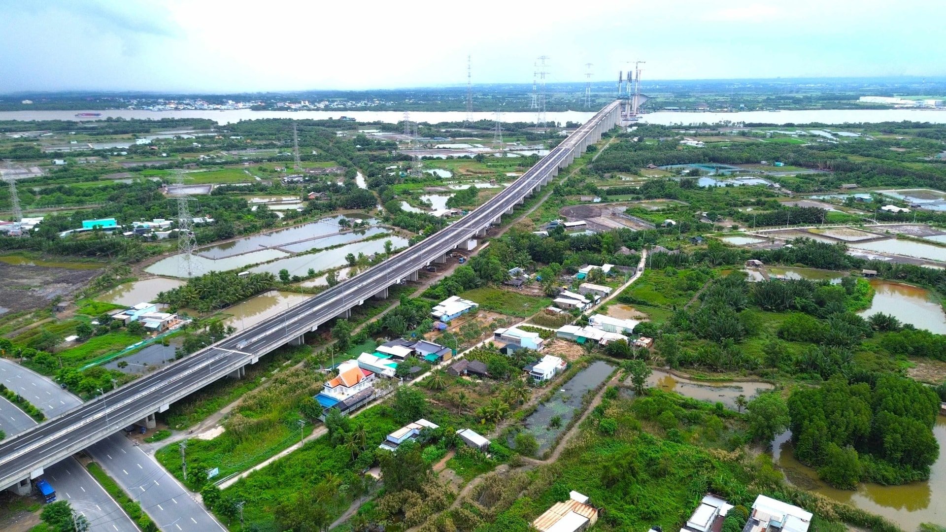 גשר פואוק חאן המחבר את קאן ג'יו עם דונג נאי, צפוי להסתיים בשנת 2026.