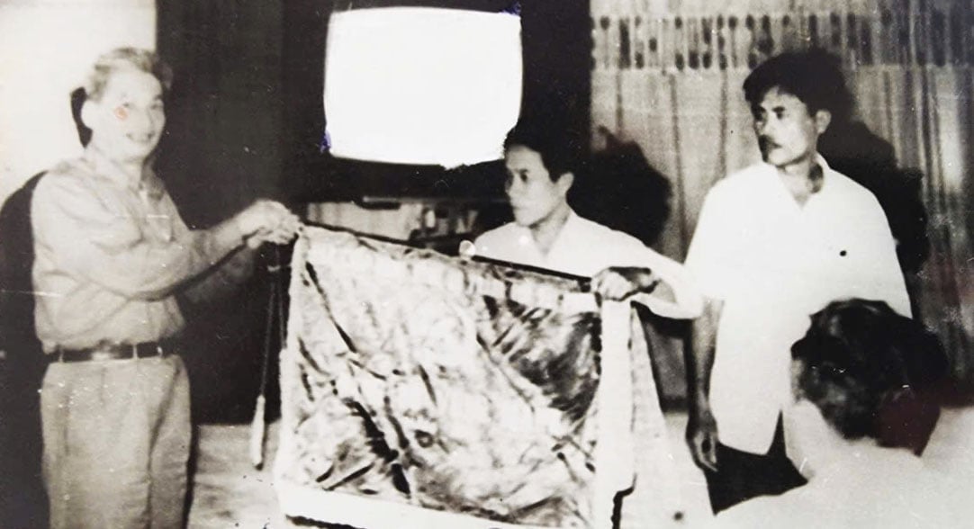 Ông Bùi Quang Tạo - Bí thư Thành ủy Hải Phòng - trao cờ Đảng bộ Trong sạch vững mạnh cho Đảng bộ xã Đoàn Xá trong lễ tổng kết Chỉ thị 100 của Trung ương và Nghị quyết số 24 của Thành ủy. Ảnh: Tư liệu.