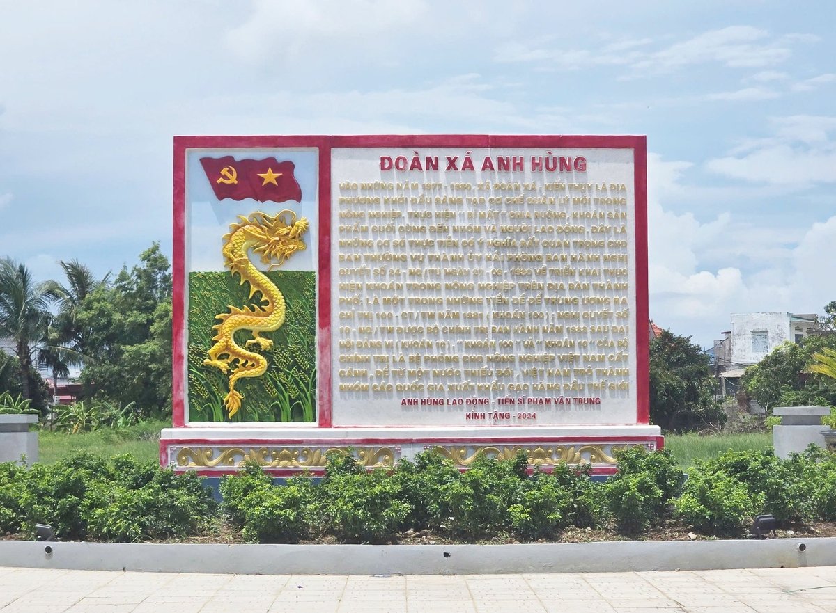 Tấm bia ghi nhận về những đóng góp của cán bộ, đảng viên và nhân dân xã Đoàn Xá trong sự nghiệp xây dựng và bảo vệ Tổ quốc do người dân dựng lên trong quá trình xây dựng nông thôn mới. Ảnh: Đinh Mười.