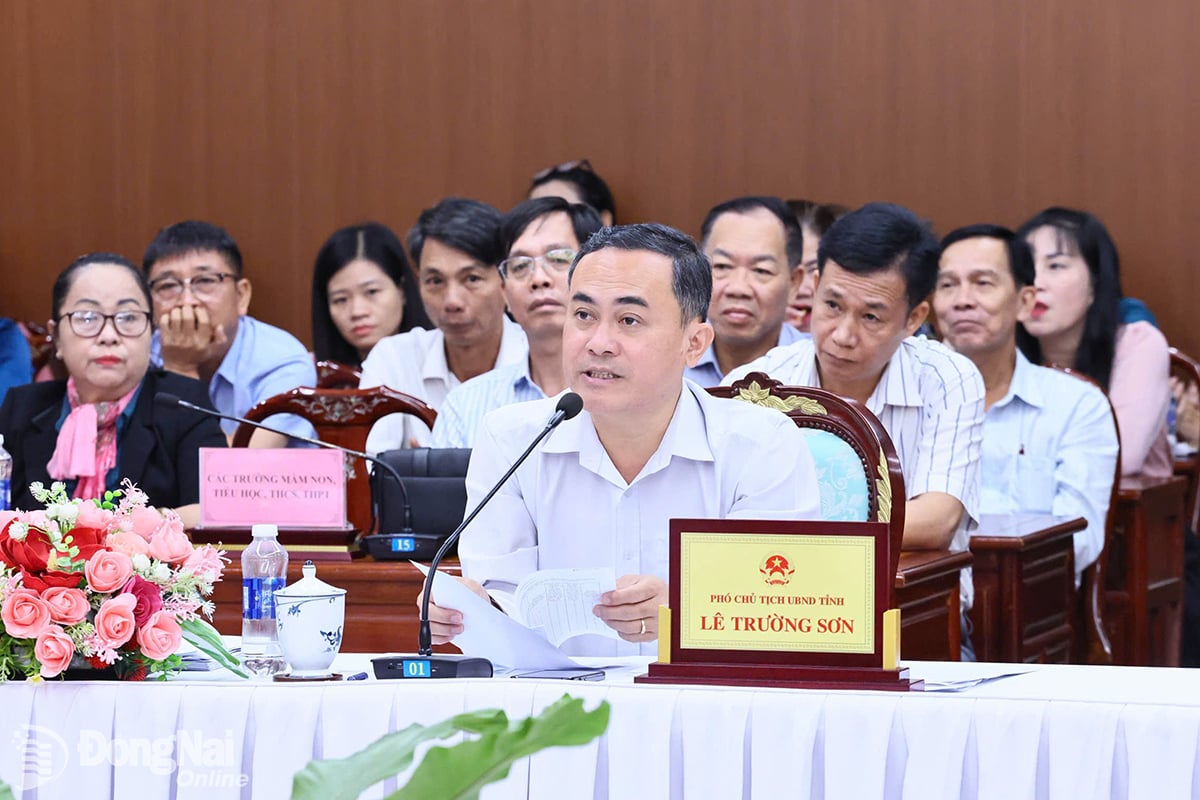 성(省)당 상무위원회 위원이자 성(省)인민위원회 부위원장인 레 쯔엉 손 동지는 성(省) 내 구(區), 코뮌(委), 교육기관 지도자들과 논의했습니다. 사진: 콩 응이아  