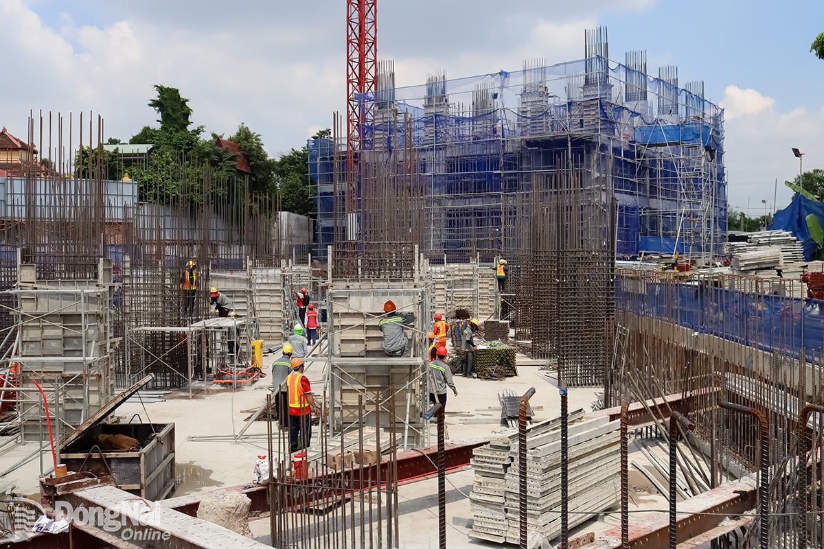 Byggnation av ett kommersiellt fastighetsprojekt i Bien Hoa-distriktet. Foto: Hoang Loc