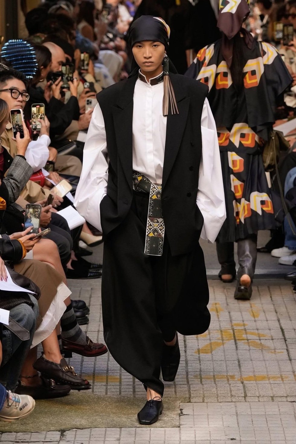 اولین مدل ویتنامی که در نمایش شانل شرکت کرد، فرآیند انتخاب سخت ۵ ثانیه‌ای را روایت می‌کند - ۶