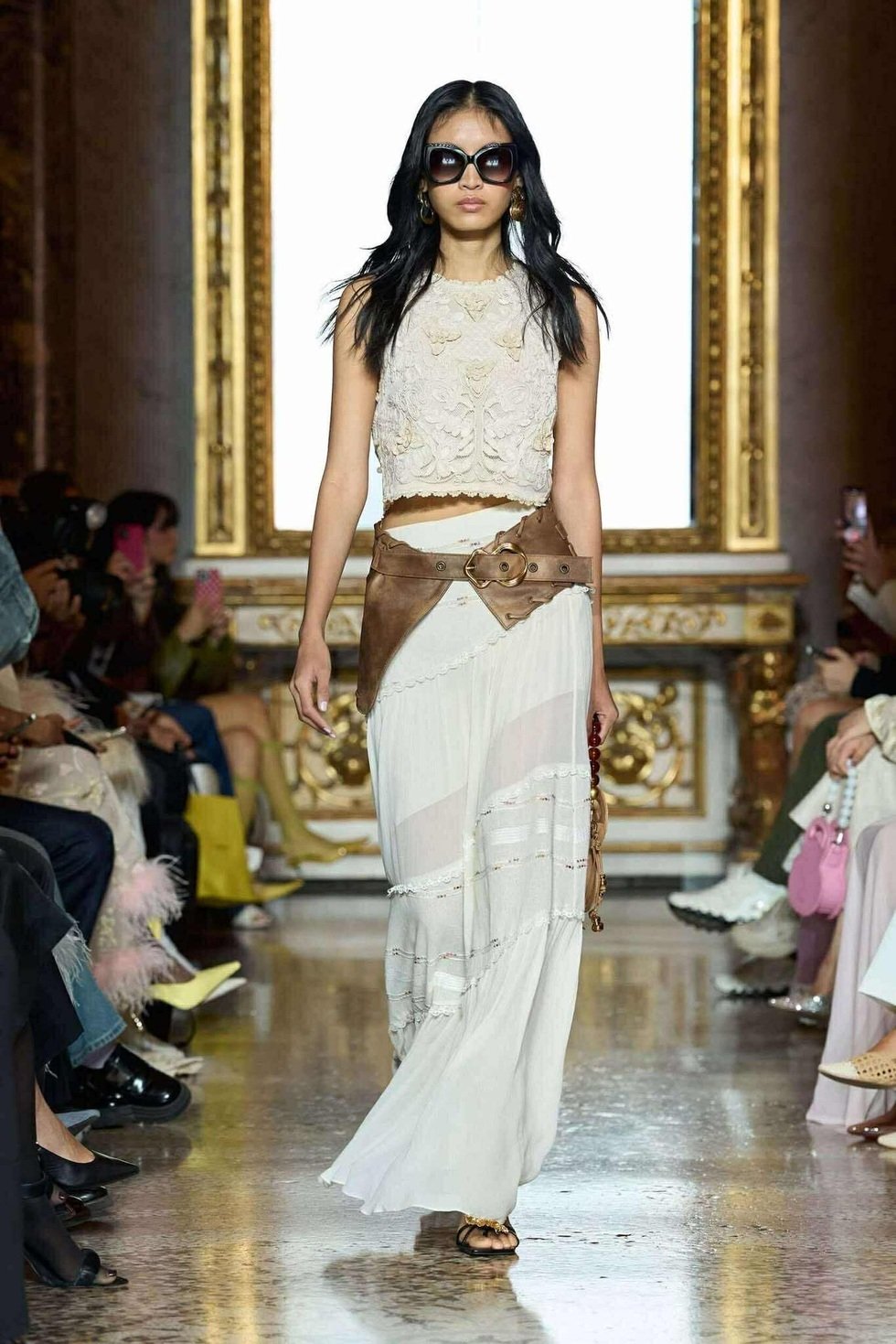 اولین مدل ویتنامی که در نمایش شانل شرکت کرد، فرآیند انتخاب سخت ۵ ثانیه‌ای را روایت می‌کند - ۷