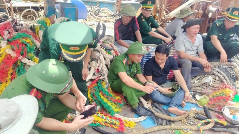 Quynh Phuong Border Guard Station soldiers coordinated with the police force to deploy 