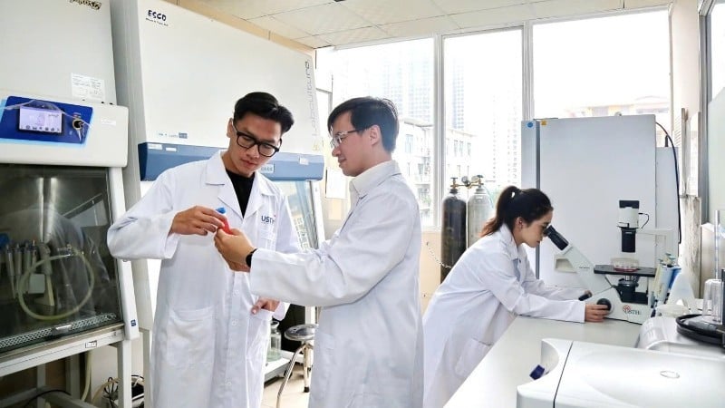 Veileder studenter ved Hanoi University of Science and Technology (Vietnam Academy of Science and Technology) til å undersøke vitenskapelige emner med høy praktisk anvendelse. (Foto: USTH)