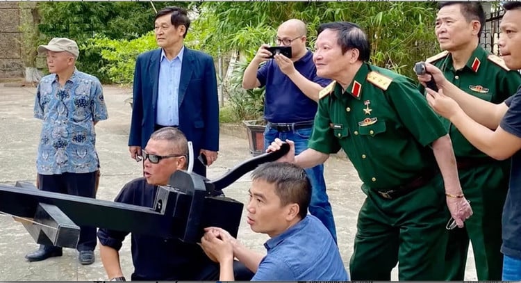 El teniente general, académico, doctor y héroe de las Fuerzas Armadas Populares Nguyen Huy Hieu; el teniente general, profesor y doctor Nguyen Dinh Chien; el coronel, profesor y doctor Le Dinh Sy; el coronel, profesor y doctor Vu Tang Bong; el arquero Pham Quang Minh y el ingeniero Vu Dinh Thanh dispararon la ballesta restaurada.