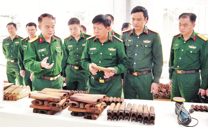 The Scientific Council of the Logistics and Technical Department of Military Region 2 checks the quality of weapon details after bleaching and drying.