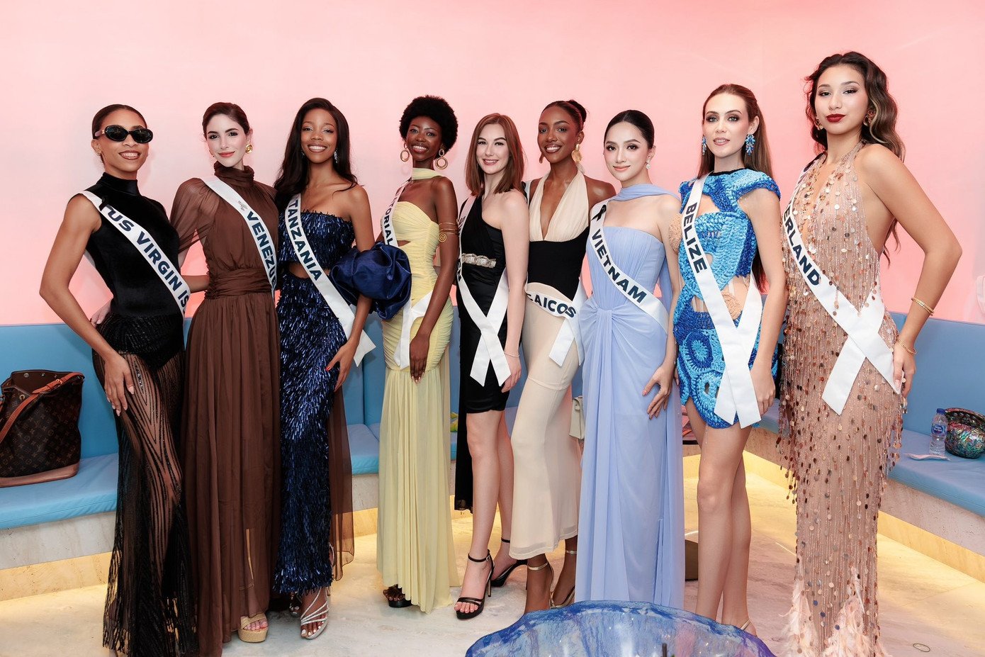 Miss Universe 2025: Hoa hậu Hương Giang bất ngờ xuất hiện với mái tóc tém - Ảnh 7.